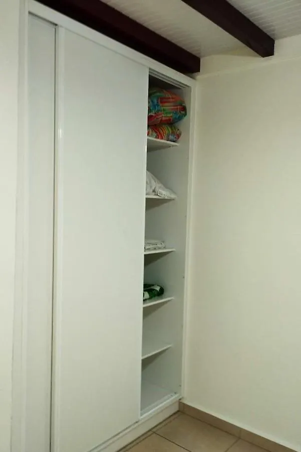 Appartement Confortable Avec Vue Sur Mer A Bouillante 50 M²